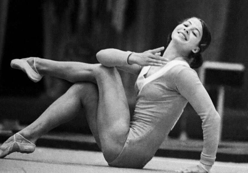 3 Soviet gymnasts applauded by the whole world