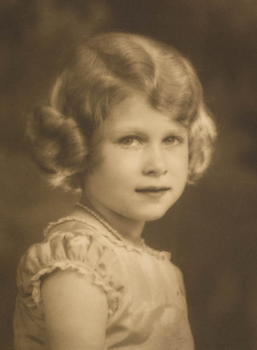30 archival childhood photos of the British royal family