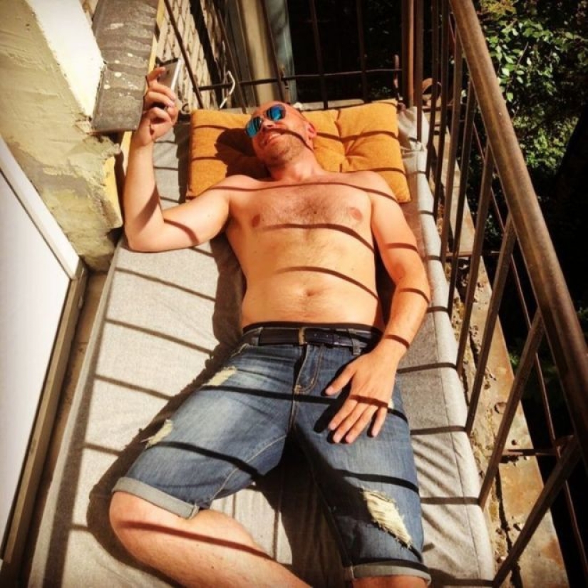 30 examples of extreme sun baths on the roof, in the window and not only