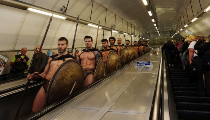 300 espartanos en el metro de Londres: el flash mob más genial
