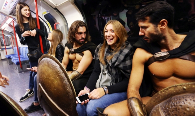 300 espartanos en el metro de Londres: el flash mob más genial