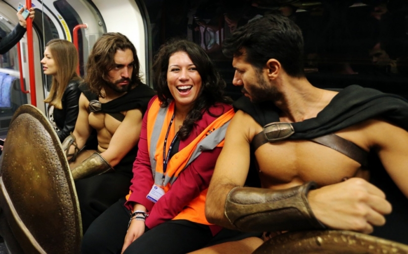 300 Spartans in the London Underground - the coolest flash mob