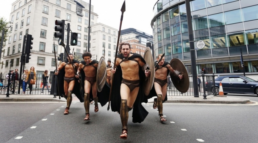 300 Spartans in the London Underground - the coolest flash mob