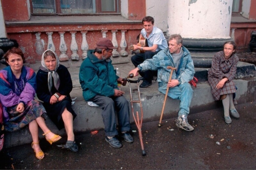 35 expressive photos about Russia in the wild 90s