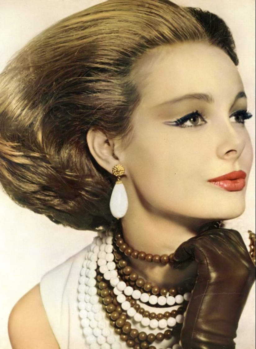 35 stunning photos of the classic model Monique Chevalier of the 1950s and 60s