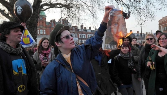 &#39;La vieja bruja está muerta&#39; mientras los manifestantes en Gran Bretaña celebran la muerte de Margaret Thatcher