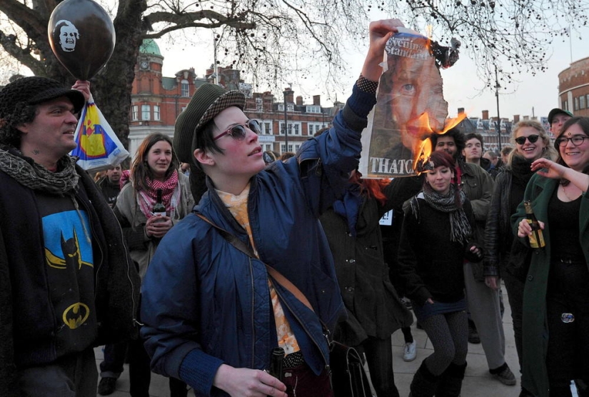 &#39;The old witch is dead&#39; as demonstrators in Britain celebrate the death of Margaret Thatcher