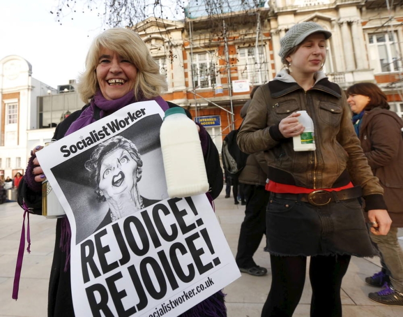 &#39;The old witch is dead&#39; as demonstrators in Britain celebrate the death of Margaret Thatcher