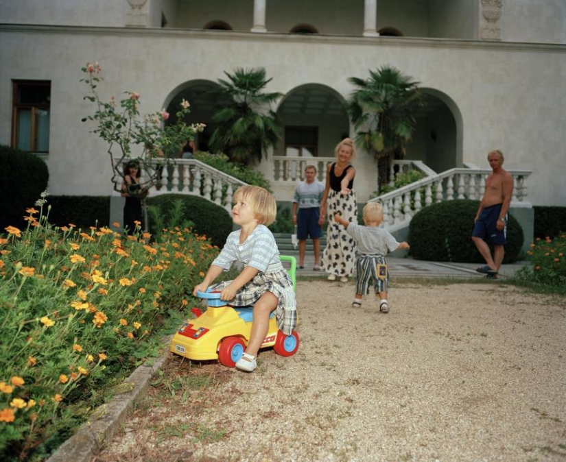 40 nostálgico marcos: Yalta 90‑s en el lente del fotógrafo Británico