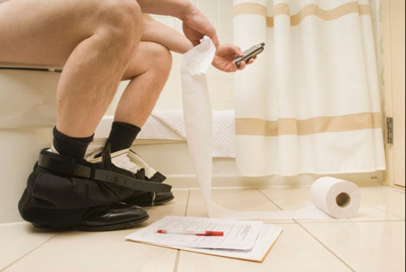 5 razones importantes para no llevar tu smartphone al baño