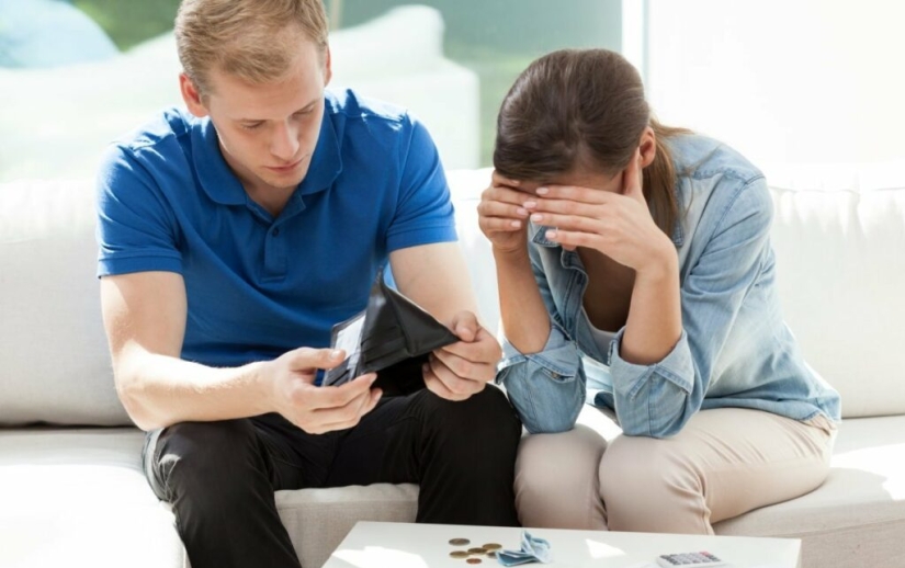 5 señales de que un hombre se ha convertido en víctima de abuso financiero por parte de su esposa