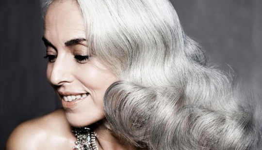 59-year-old grandmother is a super beautiful and successful model!