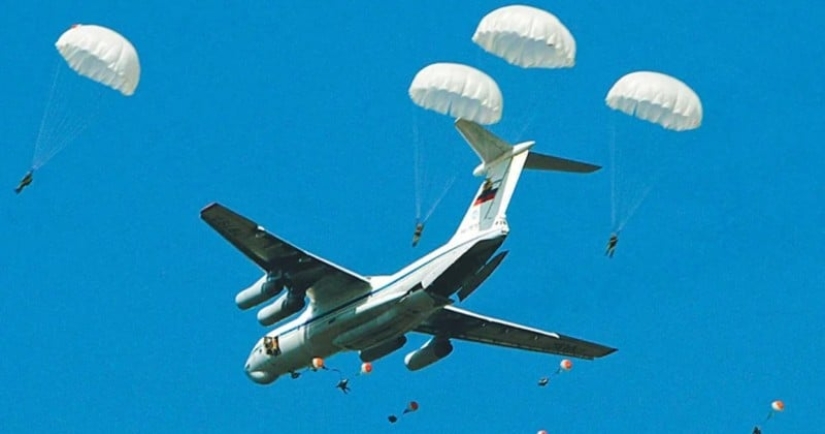 6 razones por las que no hay paracaídas para los pasajeros en los aviones