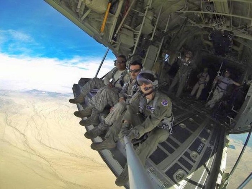 8 historias increíbles que involucran un palo selfie