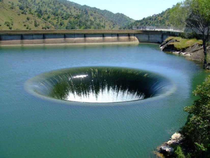 8 most impressive holes in the Earth's surface