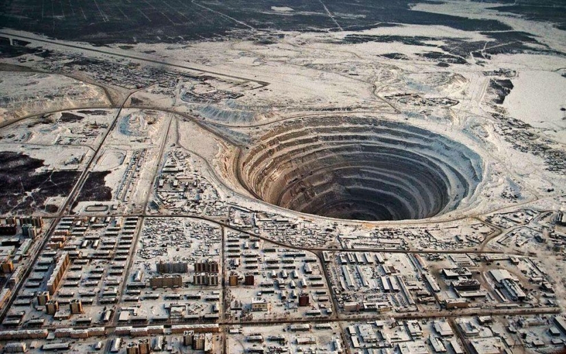 8 most impressive holes in the surface of the Earth
