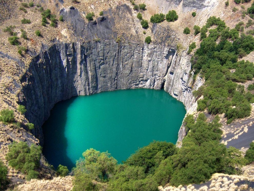 8 most impressive holes in the surface of the Earth
