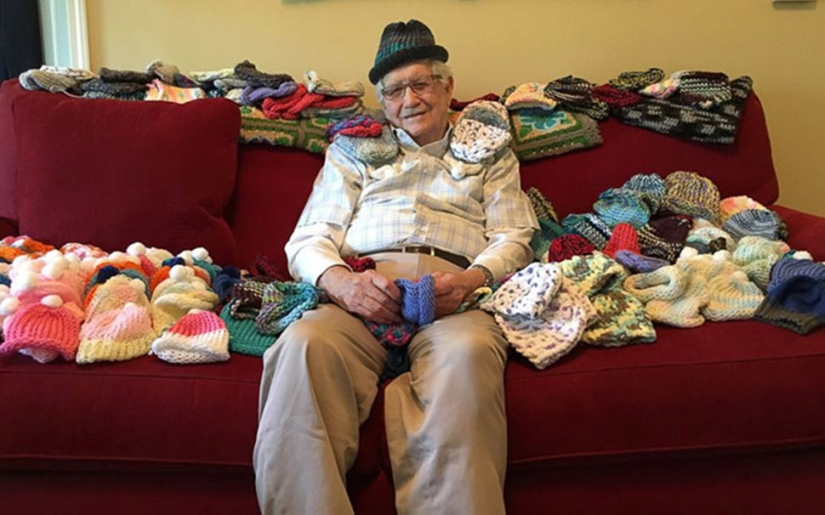 86-year-old grandfather learned to knit and makes hats for premature babies