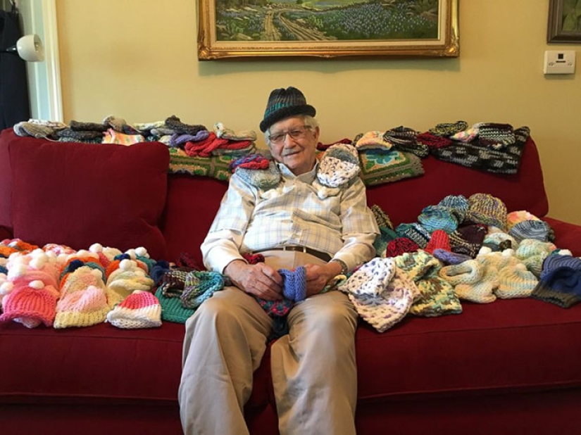 86-year-old grandfather learned to knit and makes hats for premature babies