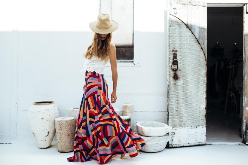 9 ideas sobre cómo llevar una falda larga sin parecer anticuada