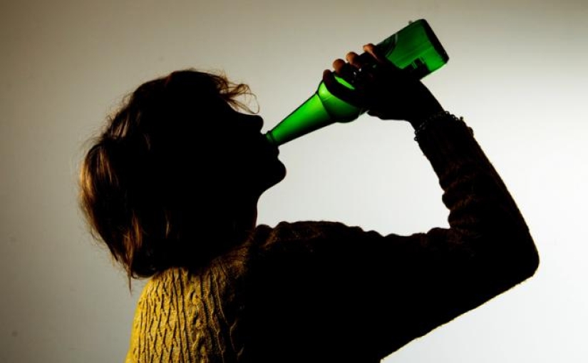 9 señales de que una persona cercana a usted es un alcohólico