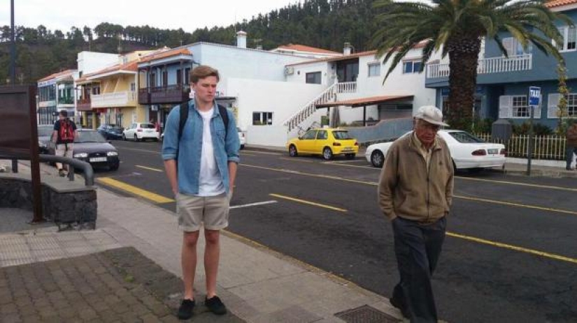A British man with the help of a photo tells how bad it is for him in the Canaries without his girlfriend