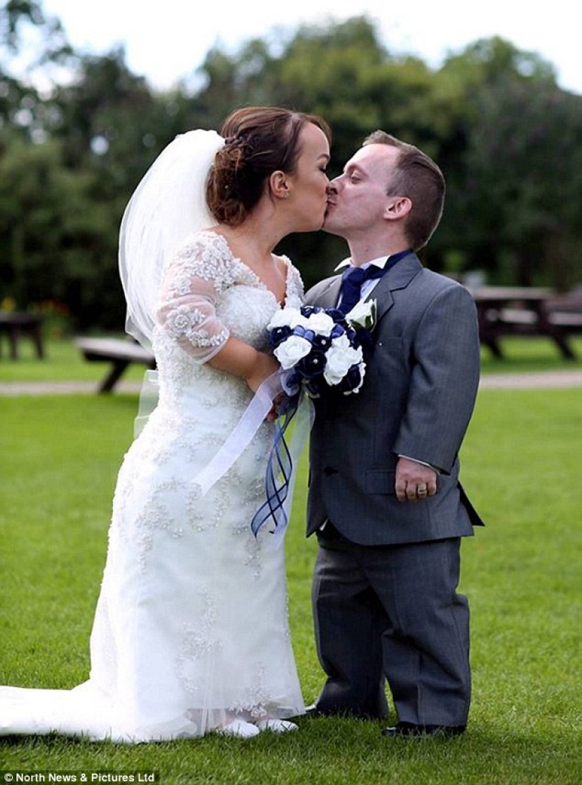 A couple of dwarfs who met while participating in a play on "Snow White" played a fabulous wedding