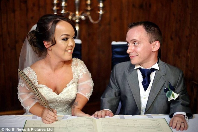A couple of dwarfs who met while participating in a play on "Snow White" played a fabulous wedding