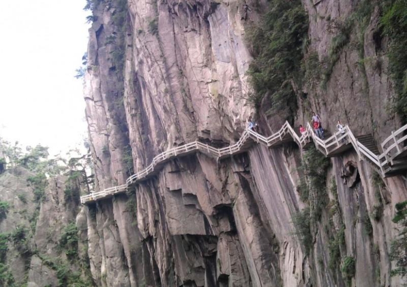 A dizzying pedestrian road in China&#39;s Yellow Mountains