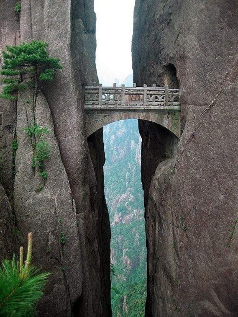 A dizzying pedestrian road in China&#39;s Yellow Mountains