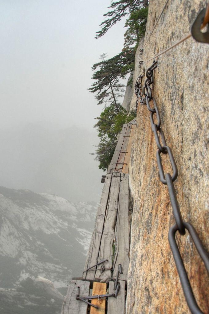 A dizzying pedestrian road in China&#39;s Yellow Mountains