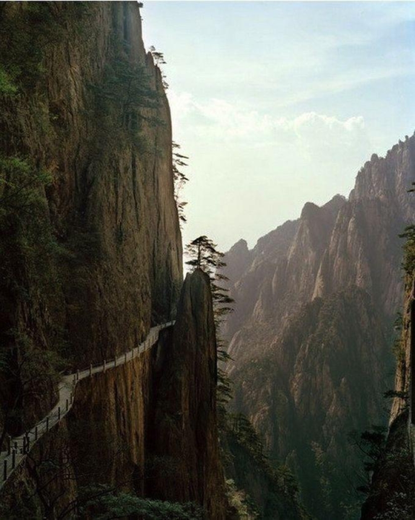 A dizzying pedestrian road in China&#39;s Yellow Mountains