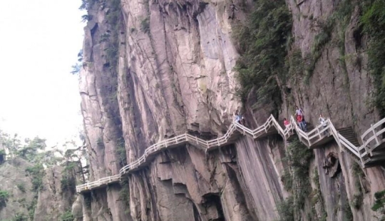 A dizzying pedestrian road in China&#39;s Yellow Mountains