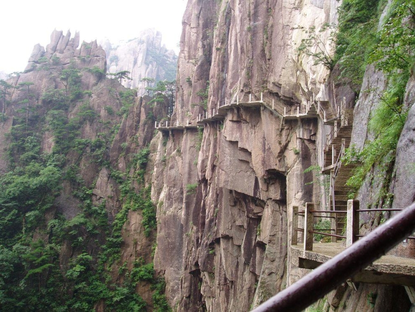 A dizzying pedestrian road in China&#39;s Yellow Mountains