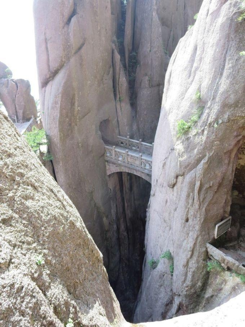 A dizzying pedestrian road in China&#39;s Yellow Mountains