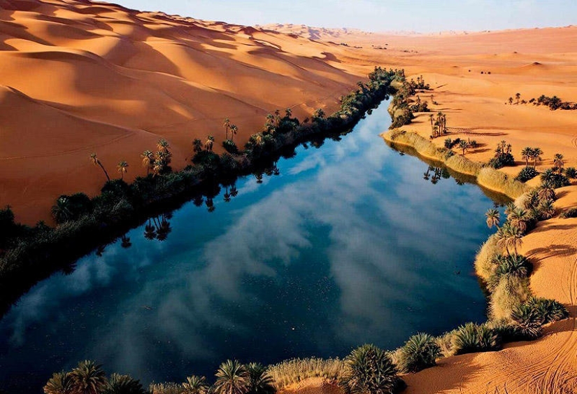 A fabulous oasis in the African desert: Ubari lakes