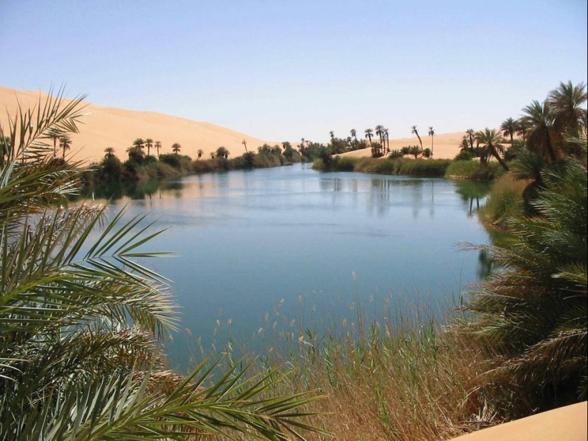 A fabulous oasis in the African desert: Ubari lakes