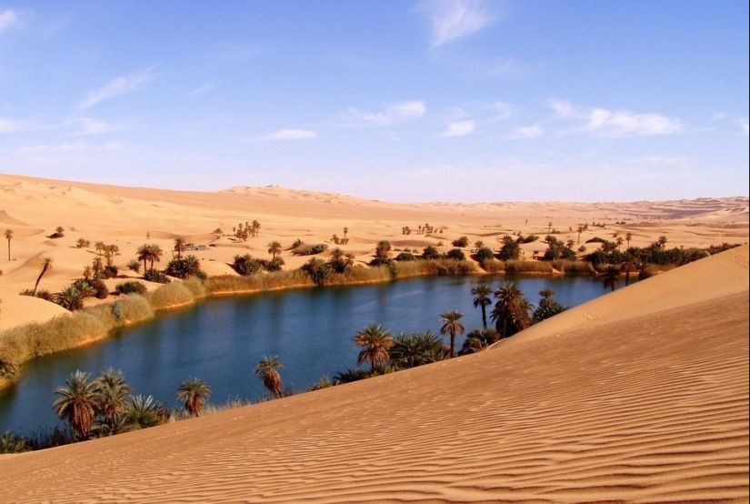 A fabulous oasis in the African desert: Ubari lakes