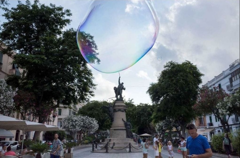 "A game of observation and imagination": how a street photographer from Spain fights boredom