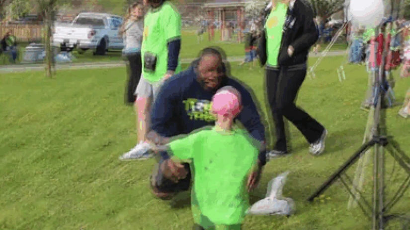 A girl with a rare disease befriends a strong man nicknamed the Beast