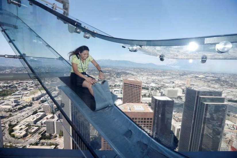 A glass slide on the tallest skyscraper in Los Angeles replaces the brave elevator