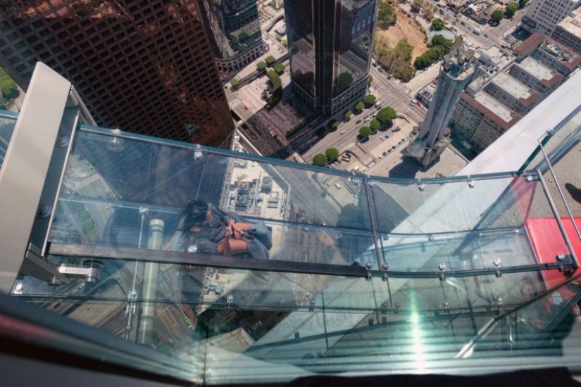 A glass slide on the tallest skyscraper in Los Angeles replaces the brave elevator