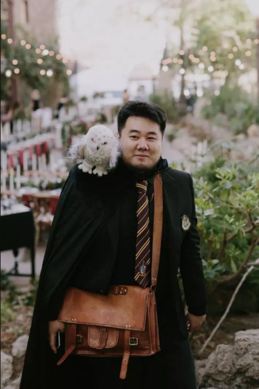 A Harry Potter-style wedding: owls, a castle and magic wands