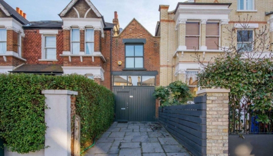 A house 3 meters wide and worth 1.2 million dollars in London