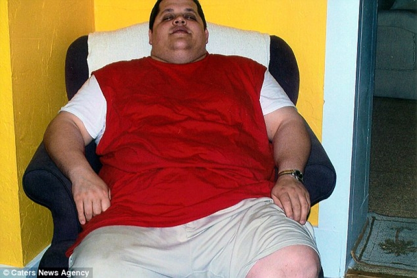 A huge American dropped 90 kg after he was forced to buy two seats on a plane
