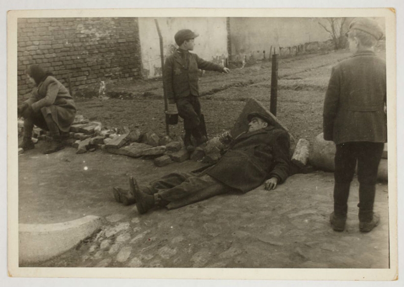 A Jewish photographer captured life in a ghetto in occupied Poland at his own risk