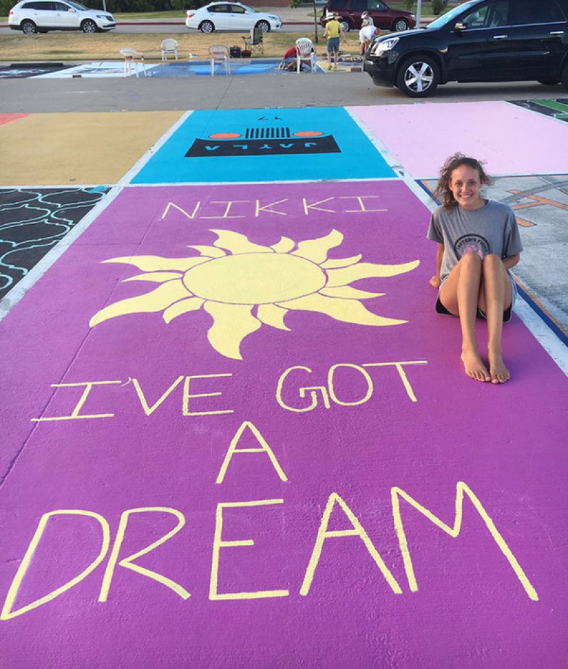 A los escolares estadounidenses se les permite pintar su espacio de estacionamiento