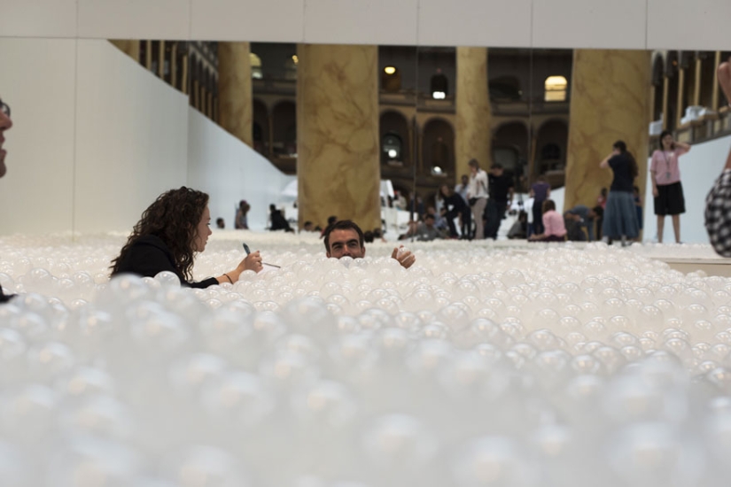 A million white bubbles in the Washington Museum. Here is a real thrill!