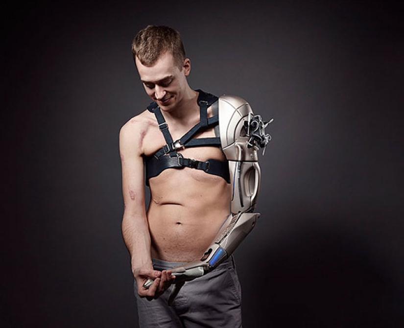 A one-armed gamer was made a prosthesis with a USB, a display and a drone