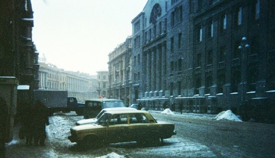 A pie, en San Petersburgo, 1993
